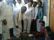 ಬರ ಪರಿಶೀಲನೆ ವೇಳೆ ಬಿಸಿಯೂಟದ ರುಚಿ ನೋಡಿದ ಸಿಎಂ