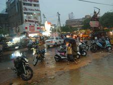 ಹುಬ್ಬಳ್ಳಿಯಲ್ಲಿ ಭಾರೀ ಮಳೆ:  ಜನಜೀವನ ಅಸ್ತವ್ಯಸ್ಥ