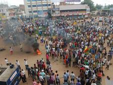 ನವಲಗುಂದದಲ್ಲಿ ಹಿಂಸಾರೂಪಕ್ಕೆ ತಿರುಗಿದ ಮಹದಾಯಿ ಹೋರಾಟ