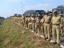 ಧಾರವಾಡದಲ್ಲಿ ಖಾಕಿ ದರ್ಪ, ಮಾನವೀಯತೆ ಮರೆತ ಪೊಲೀಸರು