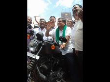 ಬಸ್ ನಿಲ್ದಾಣಕ್ಕೆ ನಂಬರ್ ಇಲ್ಲದ ಬುಲೆಟ್ ಏರಿಬಂದ ಶೆಟ್ಟರ್!