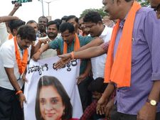ಮಂಡ್ಯದಲ್ಲಿ ಮಾಜಿ ಸಂಸದೆ ರಮ್ಯಾ ಭಾವಚಿತ್ರ ದಹಿಸಿ ಆಕ್ರೋಶ