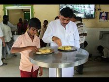 ಅಮ್ಮ ಕ್ಯಾಂಟೀನ್‌ನಲ್ಲಿ ಪೊಂಗಲ್ ಸವಿದ ಡಿಕೆ ಶಿವಕುಮಾರ್! 