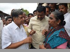 ಧಾರವಾಡ: ಯಮನೂರು ಸಂತ್ರಸ್ತರಿಗೆ ಶೆಟ್ಟರ್ ಸಾಂತ್ವನ