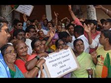'ಕೂಪನ್ ಭಾಗ್ಯಕ್ಕಾಗಿ ಅಲೆದಾಡಿ ಅಲೆದಾಡಿ ಸಾಕಾಗೇತಿ'!