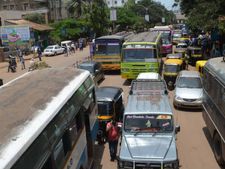 ಪಡಿತರ ಕೂಪನ್ ಗೊಂದಲ: ಹುಬ್ಬಳ್ಳಿಯಲ್ಲಿ ಕಲ್ಲು ತೂರಾಟ 