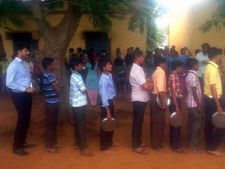 ಮಕ್ಕಳೊಂದಿಗೆ ಸಾಲಿನಲ್ಲಿ ನಿಂತು ಬಿಸಿಯೂಟ ಸವಿದ ಸಿಇಓ