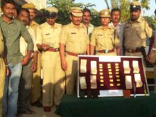 ದರೋಡೆಕೋರರಿಂದ 6 ಲಕ್ಷ, 21 ಚಿನ್ನದ ಬಿಸ್ಕೆಟ್, ಎರಡು ಕಾರು ವಶ