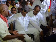 ಯಮನೂರು ರೈತರಿಗೆ ಸಾಂತ್ವನ ಹೇಳಿದ ವಾಟಾಳ್ ನಾಗರಾಜ್