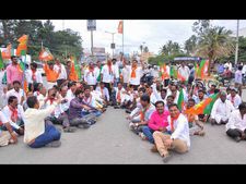 ಸುಪ್ರೀಂ ತೀರ್ಪು: ಹಾಸನದಲ್ಲಿ ಕರವೇ, ಬಿಜೆಪಿ, ಜೆಡಿಎಸ್ ಪ್ರತಿಭಟನೆ