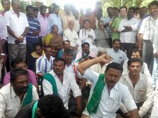 'ಗಂಟೆಗೊಂದು ಮಾತಾಡುವ ಸಿದ್ದರಾಮಯ್ಯನ್ನ ನಾವು ನಂಬಲ್ಲ'