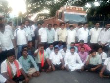 ಕಾವೇರಿ ಕೊಳ್ಳದಲ್ಲಿ ಭುಗಿಲೆದ್ದ ಆಕ್ರೋಶ, ಹೆದ್ದಾರಿ ಬಂದ್