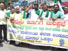 ಮಂಡ್ಯ ಧರಣಿಯಲ್ಲಿ  ಮಹದಾಯಿ, ಕಳಸಾ ಬಂಡೂರಿ ರೈತ ಒಕ್ಕೂಟ 