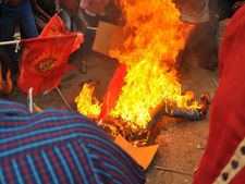 ಚೆನ್ನೈ: ಕನ್ನಡಿಗರಿಗೆ ಧಿಕ್ಕಾರ ಕೂಗಿ, ಬೆಂಕಿ ಹಚ್ಚಿಕೊಂಡ ಪ್ರಜೆ!