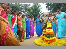 ಓಣಂ ದಾಖಲೆಯನ್ನು ಬದಿಗೊತ್ತಿ ಗಿನ್ನೆಸ್ ದಾಖಲೆ: ಏನಿದು 'ಬತುಕಮ್ಮ' ಹಬ್ಬ
