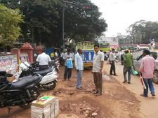 ಹುಬ್ಬಳ್ಳಿಯಲ್ಲಿ ಬೇಕಾಬಿಟ್ಟಿ ಪಾರ್ಕಿಂಗ್, ಹೇಳೋರಿಲ್ಲ ಕೇಳೋರಿಲ್ಲ