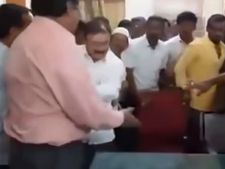  ವಿಡಿಯೋ: ಸರ್ಕಾರಿ ಅಧಿಕಾರಿ ಮೇಲೆ ಹಲ್ಲೆ ನಡೆಸಿದ ಶಾಸಕ