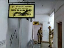 ಬೋರ್ಡ್ ಗಳಿಗೆ ಮಸಿ ಬಳಿದ  ಕರವೇ ಕಾರ್ಯಕರ್ತರು
