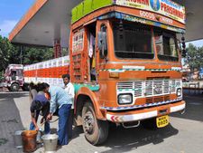 ಲಾರಿ ಚಾಲಕರಿಗೆ ಪಂಗನಾಮ ಹಾಕಿದ ಅಪರಿಚಿತ! 