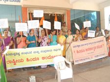 ರೈಲ್ವೆ ನಿಲ್ದಾಣಗಳಲ್ಲಿ ಅಕ್ಬರ್ ಚಿತ್ರಚರಿತ್ರೆ: ಪ್ರತಿಭಟನೆ