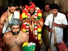 ಚಪ್ಪಲಿ ಹಾಕಿಯೇ ದೇಗುಲಕ್ಕೆ ಹೋದರೆ ನಿತ್ಯಾನಂದ ಬೆಂಬಲಿಗರು?