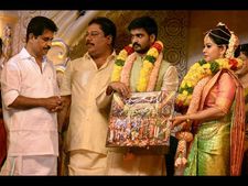 ಅದ್ಧೂರಿ ಆರತಕ್ಷತೆ, ಕೇರಳ ವ್ಯಾಪಾರಿ ಕಚೇರಿ ಮೇಲೆ ಐಟಿ ದಾಳಿ