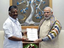 ಮೋದಿ-ಪನ್ನೀರ್ ಸೆಲ್ವಂ ಭೇಟಿ; ಜಲ್ಲಿಕಟ್ಟು ನಿಷೇಧ ವಾಪಸ್ಗೆ ಆಗ್ರಹ