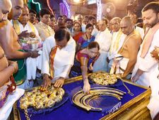 ಹರಕೆ ತೀರಿಸಿದ ಕೆಸಿಆರ್, ತಿಮ್ಮಪ್ಪನಿಗೆ 5.6 ಕೋಟಿ ಮೊತ್ತದ ಚಿನ್ನಾಭರಣ ಸಮರ್ಪಣೆ
