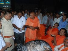 ಹುಬ್ಬಳ್ಳಿ: ಸಿದ್ಧಾರೂಢಮಠದಲ್ಲಿ ಸ್ವಾಮೀಜಿಗಳ ಧರಣಿ 