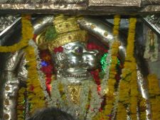 ದೋಮನಾಳದ ಹನುಮಪ್ಪನಿಗೆ ಮಹಬೂಬ್ ಸಾಬ್ ನದಾಫ್ ರೇ ಪೂಜಾರಿ