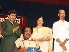 ವಿಮರ್ಶಕ ದುಂಡಪ್ಪಗೆ ಇನಾಮ್ ದಾರ್ ಪ್ರಶಸ್ತಿ ಪ್ರದಾನ 