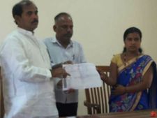 ಕಡೆಗೂ ಹನುಮಂತಪ್ಪನ ಪತ್ನಿಗೆ ಜಮೀನು ಹಸ್ತಾಂತರ