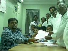 ಆರ್ ಕೆ ನಗರ ಉಪಚುನಾವಣೆ: ಇ.ಮದುಸೂಧನ್ ನಾಮಪತ್ರ ಸಲ್ಲಿಕೆ