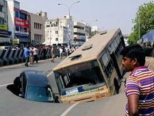 ಚೆನ್ನೈನಲ್ಲಿ ಭೂಕುಸಿತ, ನಡುರಸ್ತೆಯಲ್ಲಿ ಹೂತು ಹೋದ ಬಸ್, ಕಾರ್