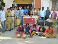  ಹಾಸನದಲ್ಲಿ ಮನೆಗೆ ಕನ್ನ ಹಾಕುತ್ತಿದ್ದ ಐವರು ಕಳ್ಳಿಯರ ಬಂಧನ 