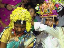 ಹಾವೇರಿ: ಅಂಧನ ಕೈ ಹಿಡಿದು ಸಾರ್ಥಕತೆ ಮೆರೆದ ಯುವತಿ 