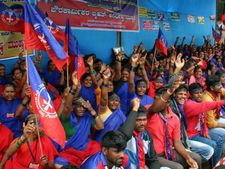 ಹುಬ್ಬಳ್ಳಿ: ಗುತ್ತಿಗೆ ಪದ್ಧತಿ ವಿರೋಧಿಸಿ ಪೌರಕಾರ್ಮಿಕರ ಪ್ರತಿಭಟನೆ 