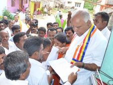 ಮಂಡ್ಯದ ಕೊಳೆಗೇರಿಗಳಲ್ಲಿ ಬಿಎಸ್ ವೈ ಜನಸಂಪರ್ಕ ಯಾತ್ರೆ 
