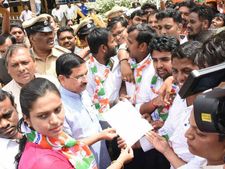 ಸಾಲ ಮನ್ನಾಕ್ಕೆ ಆಗ್ರಹ : ಜೋಶಿ ಮನೆಗೆ ಮುತ್ತಿಗೆ ಯತ್ನ
