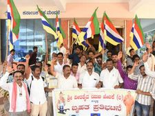  ಮಾತೆ ಮಹಾದೇವಿ ವಿರುದ್ಧ ಹುಬ್ಬಳ್ಳಿ ವೀರಶೈವ ಯುವ ವೇದಿಕೆ ಪ್ರತಿಭಟನೆ