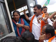 ತಮಿಳುನಾಡಿಗೆ ನೀರು ಹರಿಸದಂತೆ ಬಿಜೆಪಿಯಿಂದ ಕೆಆರ್ ಎಸ್ ಗೆ ಮುತ್ತಿಗೆ
