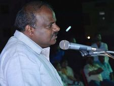 ನಿಮ್ಮ ಅಣ್ಣ, ತಮ್ಮ ಅಂದ್ಕೊಂಡು ನನಗೆ ಅಧಿಕಾರ ಕೊಡಿ: ಎಚ್ ಡಿಕೆ ಮನವಿ