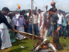 ಮಂಡ್ಯದಲ್ಲಿ ಜಮೀನಿಗೆ ನೀರು ಹರಿಸಲು ಒತ್ತಾಯಿಸಿ 24 ದಿನದಿಂದ ಪ್ರತಿಭಟನೆ