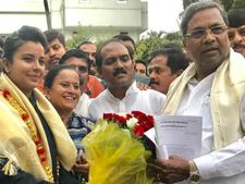 ಒಲಿಂಪಿಕ್ಸ್ ಚಿನ್ನ ವಿಜೇತೆ ಹುಬ್ಬಳ್ಳಿಯ ಸಹನಾರನ್ನು ಸನ್ಮಾನಿಸಿದ ಸಿದ್ದರಾಮಯ್ಯ 