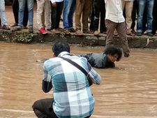 ರಸ್ತೆ ದುರಸ್ಥಿಗಾಗಿ ರಸ್ತೆ ಹೊಂಡದಲ್ಲಿ ಈಜಿ ಪ್ರತಿಭಟನೆ