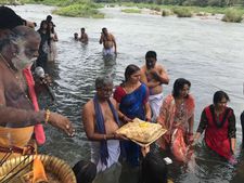  ಕಾವೇರಿಯಲ್ಲಿ ಪುಷ್ಕರ ಸಂಭ್ರಮ, ತೀರ್ಥ ಸ್ನಾನ ಮಾಡಿದ ಆಂಧ್ರ ಸಚಿವ