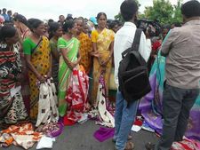 ತೆಲಂಗಾಣ: ಉಚಿತ ಸೀರೆಗಾಗಿ ಜುಟ್ಟು ಹಿಡಿದು ಕಿತ್ತಾಡಿದ ನಾರಿಯರು!