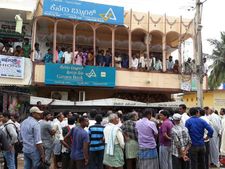 ರಾಮನಗರ: ಬ್ಯಾಂಕ್ ಕನ್ನಡ ವಿರೋಧಿ ನೀತಿ ಖಂಡಿಸಿ ಗ್ರಾಮಸ್ಥರಿಂದ ಪ್ರತಿಭಟನೆ