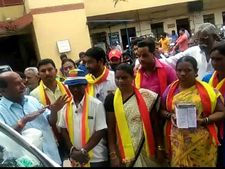 ಹುಬ್ಬಳ್ಳಿ: ಕನ್ನಡ ರಾಜ್ಯೋತ್ಸವ ಆಚರಣೆಗೆ ಭಿಕ್ಷೆ ಬೇಡಿ ಹಣ ಸಂಗ್ರಹ!