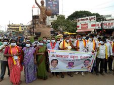 ಹುಬ್ಬಳ್ಳಿ-ಧಾರವಾಡ: ಧೂಳಿನ ಸಮಸ್ಯೆ ವಿರುದ್ಧ ಮಾಸ್ಕ್ ವಿತರಿಸಿ ಪ್ರತಿಭಟನೆ